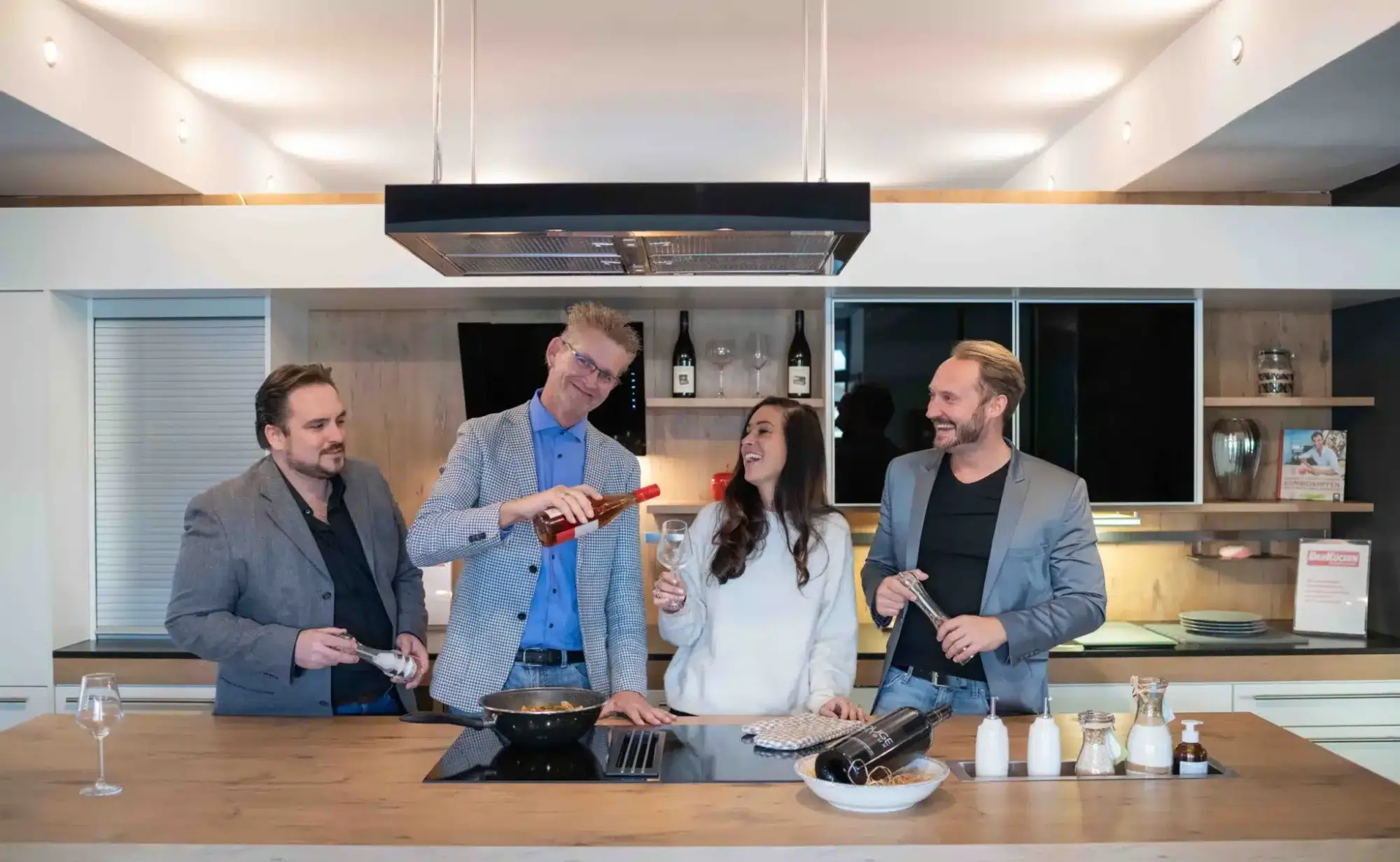 Team von DAN Küchen Eberndorf, Bad St. Leonhard und Bädertraum Kärnten mit Kundin aus Klagenfurt.